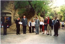 De gauche à droite : Pater Ireneus Galambos de l'abbaye de Pannonhalma, M. Soos, maire de Nyúl, M. R. Ouvrard, M. Ferdi Wöber, M. J. Zachar, Directeur du Musée de l'Armée de Budapest.