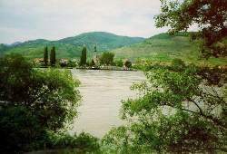 La vallée du Danube (photo prise de la rive droite, en amont de Dürnstein) - Photo: Ouvrard