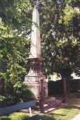 Monument commémoratif des combats d'Ebelsberg. - Il se trouve un peu avant le pont, sur le coté gauche de la rue principale, en direction de Linz. "Aux soldats autrichiens tombés le 3 mai 1809 en combat héroique, parmi eux, de nombreux volontaires viennois". Photo: R. Ouvrard.