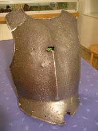 Partie avant d'une cuirasse de cuirassiers français (trouvée à Aderklaa) sur la quelle on distingue un trou. Musée de Wagram. Photo : Ouvrard